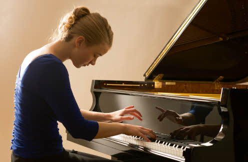 Elisabeth Strauss playing the piano